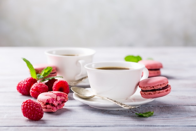 Taza de café con macarrones de frambuesa francesa