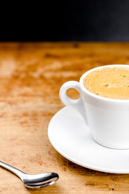 Taza de café en la madera