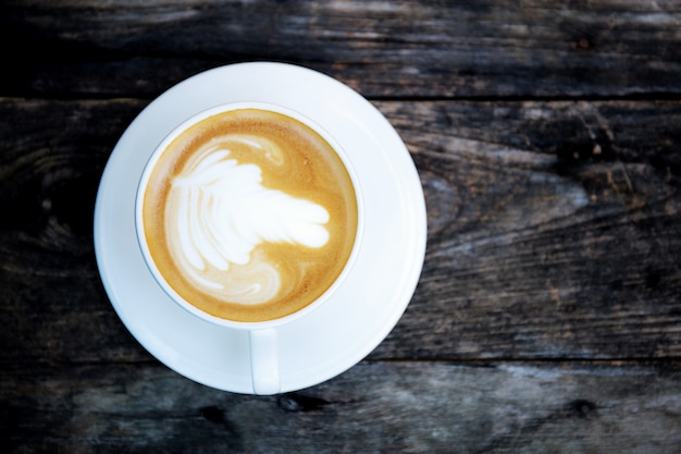 Taza de café en madera.