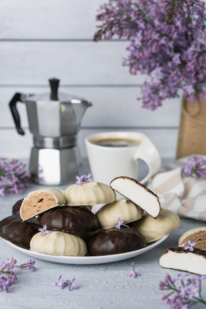 Taza de café malvavisco lila en glaseado de chocolate blanco y oscuro cafetera Bodegón