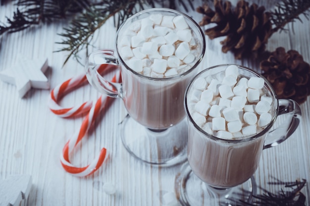 Taza de café con malvaviscos y bastón de caramelo