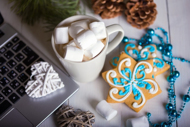 Taza de café y malvaviscos. pan de jengibre y adornos navideños