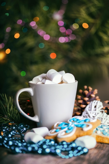 Taza de café y malvaviscos. pan de jengibre y adornos navideños