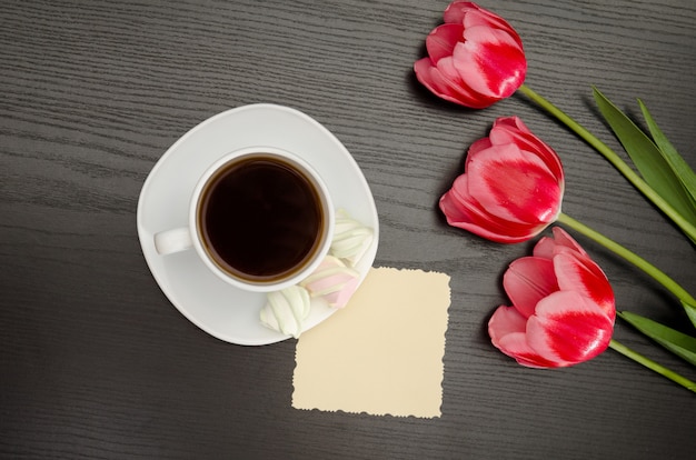 Taza de café y malvaviscos, postal limpia, tres tulipanes rosados