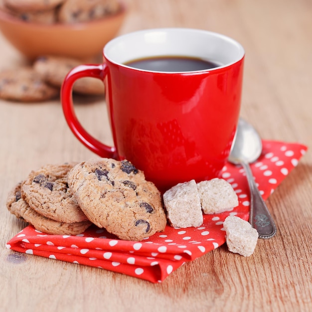 Taza de café por la mañana con galletas de avena