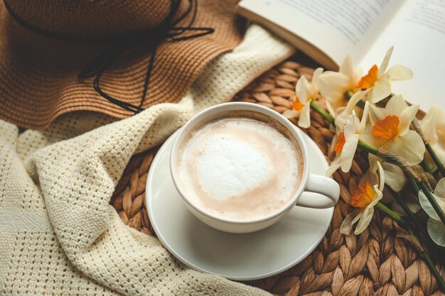 La taza de café de la mañana hermosa composición de primavera