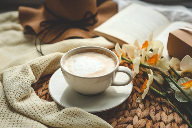 La taza de café de la mañana hermosa composición de primavera