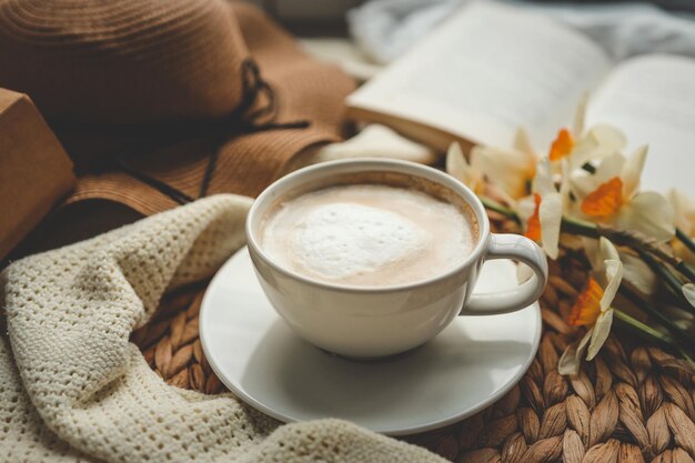 La taza de café de la mañana hermosa composición de primavera