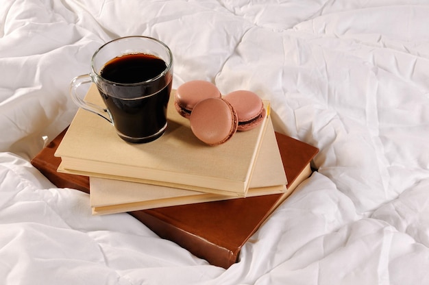 Taza de café por la mañana y pastel de macarrones