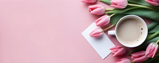 Taza de café de la mañana con un ramo de tulipanes en un fondo claro Bebida caliente con flores de primavera