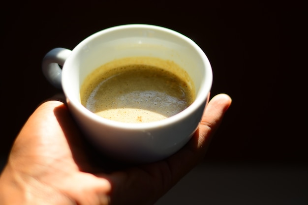 taza de café en la mano