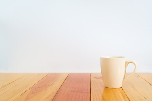 Taza de café marrón en la mesa