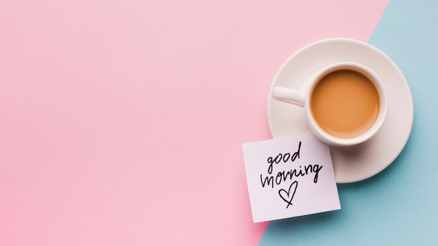 Taza de café y mensaje de buenos días
