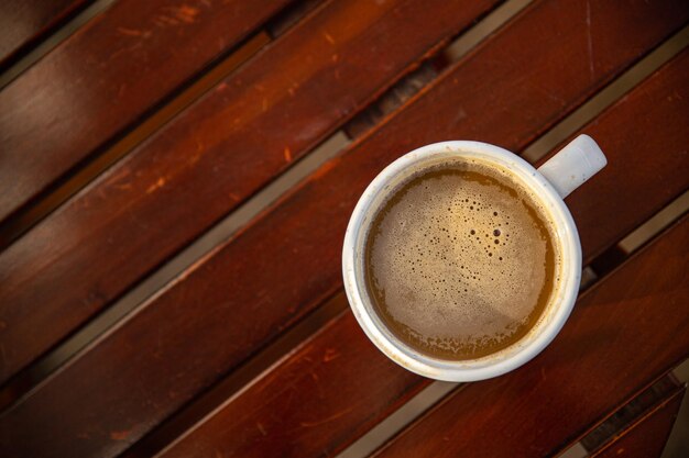 taza de café en la mesa al aire libre y flores prímula espacio de copia multicolor fondo de comida