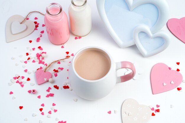 Una taza de café en la mesa blanca