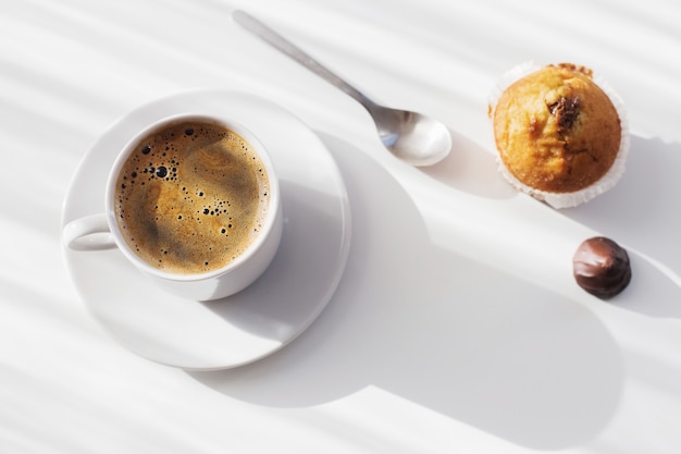 Taza de café en la mesa blanca