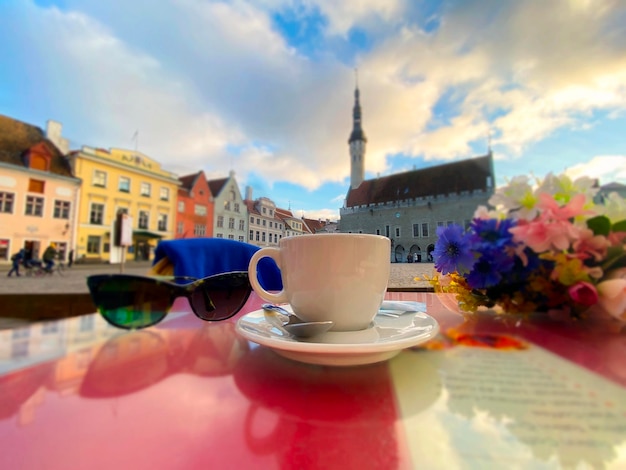 taza de café en la mesa de café de la calle de la ciudad en el casco antiguo de Tallin