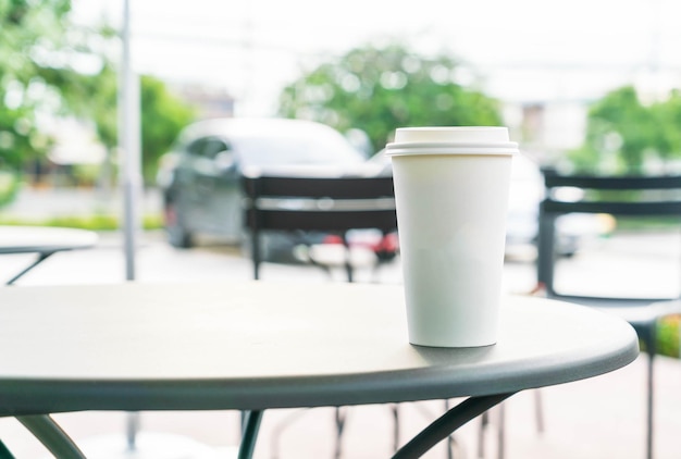 Taza de café en la mesa de una cafetería