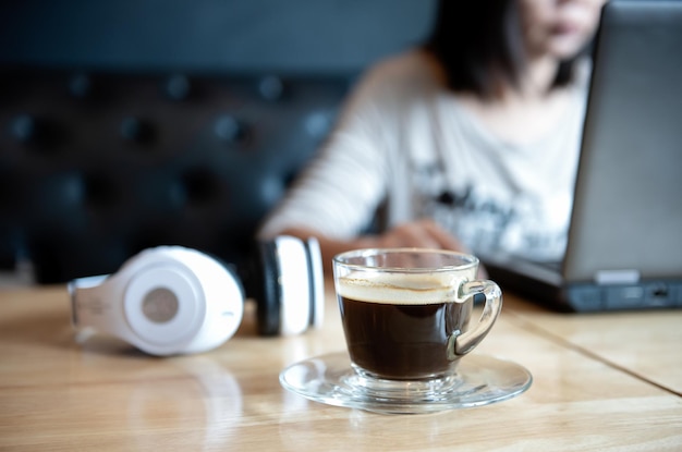 Foto taza de café en la mesa de una cafetería