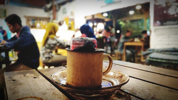 Taza de café en la mesa de una cafetería
