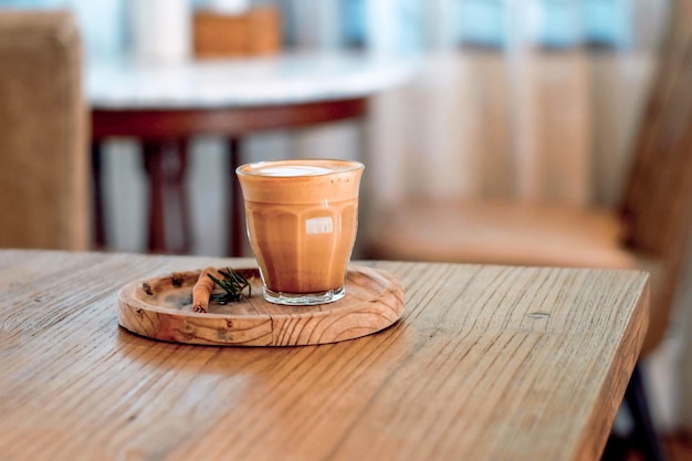 Taza de café en la mesa de una cafetería