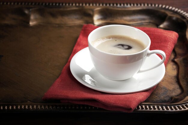 Taza de café en la mesa de cerca