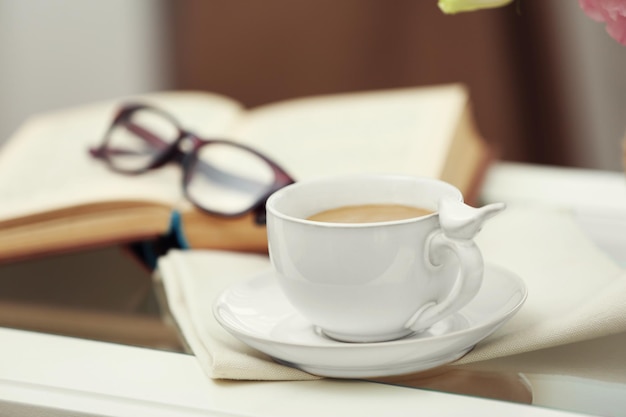 Taza de café en la mesa de cerca