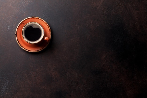 Taza de café en la mesa de la cocina antigua