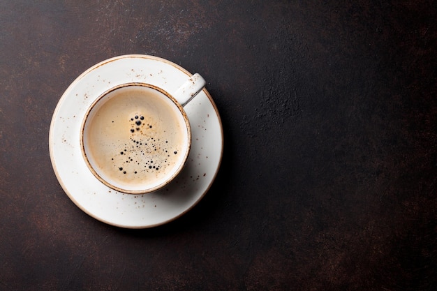 Taza de café en la mesa de la cocina antigua