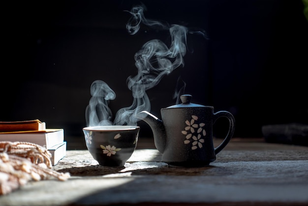 Taza de café en la mesa contra un fondo negro