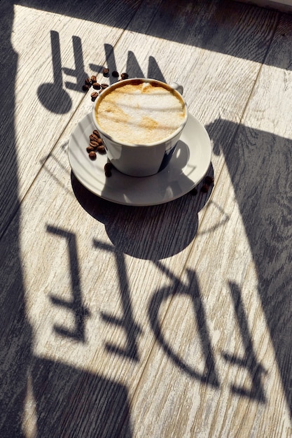 Foto una taza de café en la mesa y granos de café wi-fi gratis