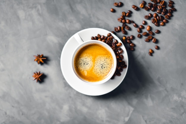 Una taza de café en la mesa gris.