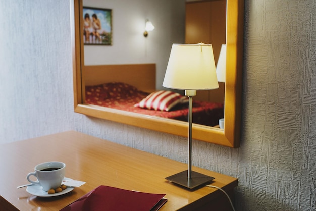 Taza con café en la mesa de la habitación