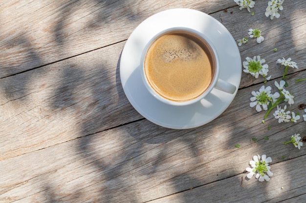 Taza de café en la mesa de jardín