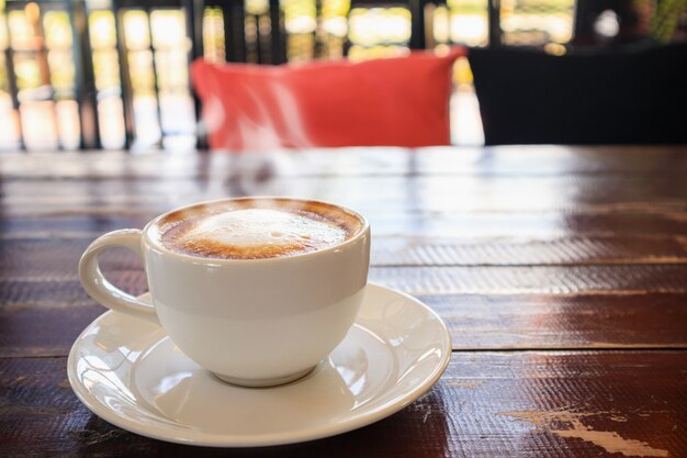 Taza de café en la mesa de madera en el café restaurante