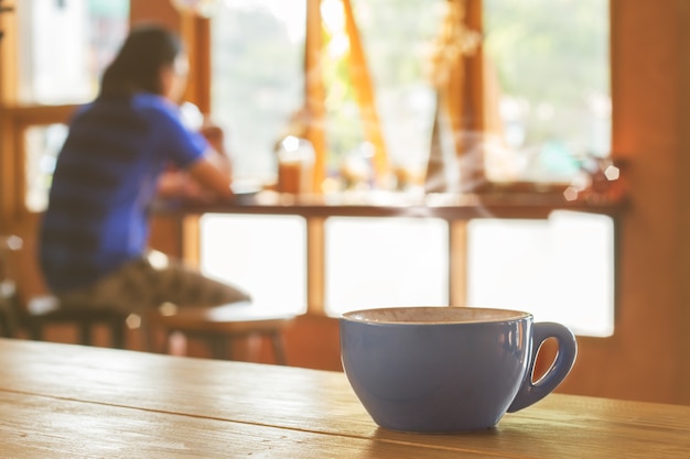 Taza de café en la mesa de madera en el café.