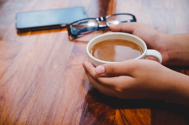 Foto una taza de café en una mesa de madera en una cafetería.