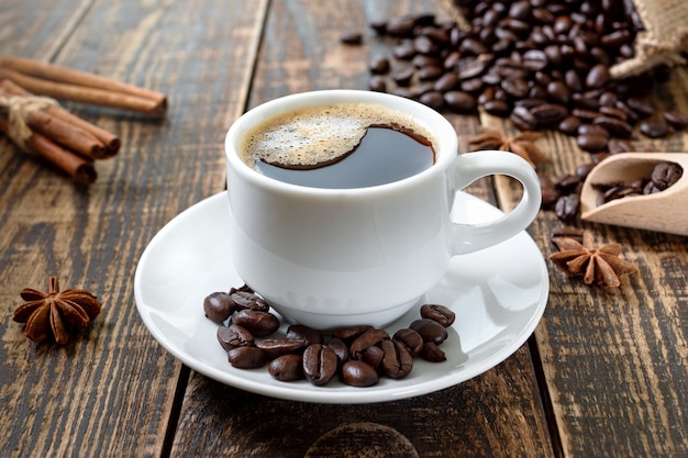 Taza de café en una mesa de madera. El concepto de hacer café natural a partir de granos de café de calidad.