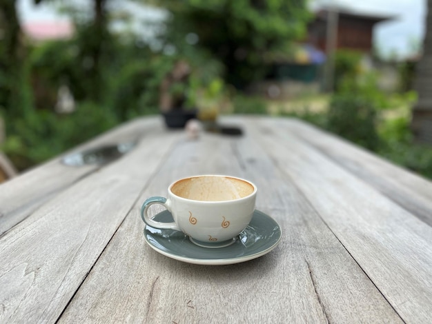 taza de café en la mesa de madera por la mañana