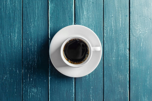 Taza de café en una mesa de madera oscura