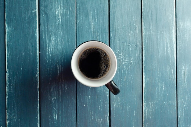 Taza de café en una mesa de madera oscura