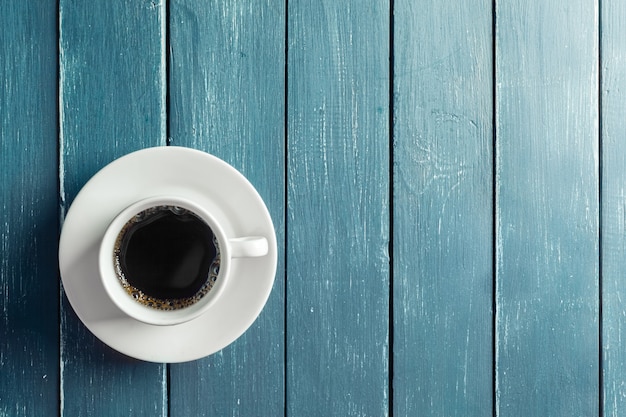 Taza de café en una mesa de madera oscura