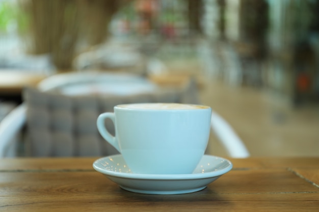 Taza de café en la mesa de madera en el restaurante