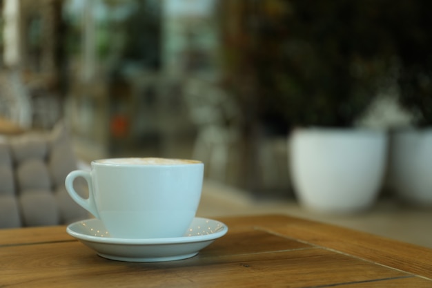 Taza de café en la mesa de madera en el restaurante