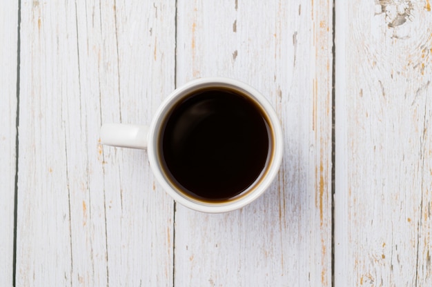 Taza de café en la mesa de madera