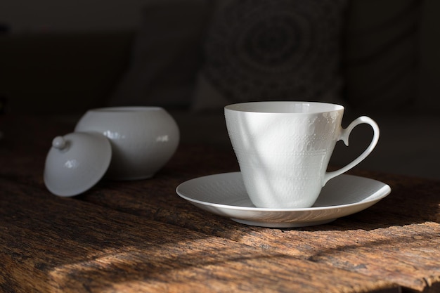 Taza de café en una mesa de madera