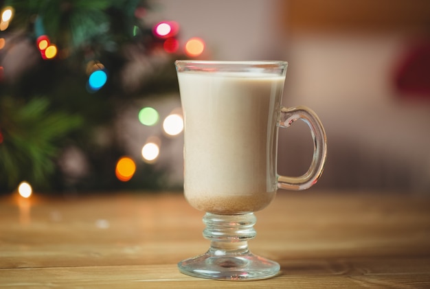 Taza de café en la mesa de madera