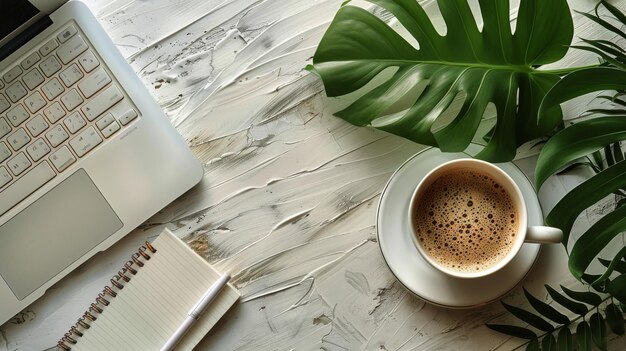 Una taza de café en una mesa de madera