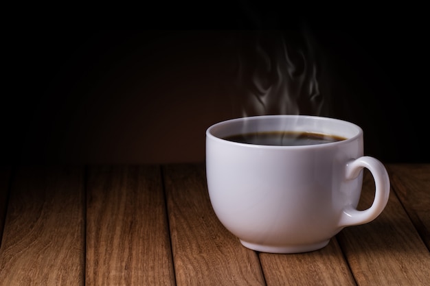 Taza de café en la mesa de madera