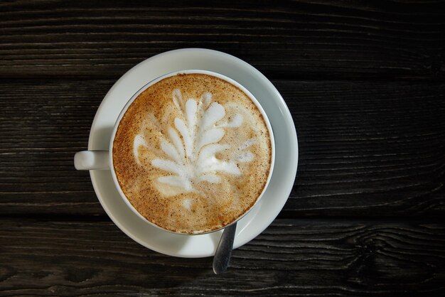 Taza de café en la mesa de madera